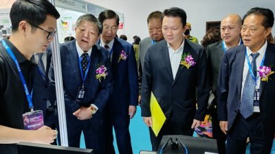 张玉刚（右2）代表倪可敏出席侨交会2023（吉隆坡）智能科技展