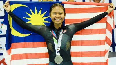 从道路场地转向场地脚车的努阿丽莎在亚洲锦标赛女子青少年决赛中表现出色夺得银牌。