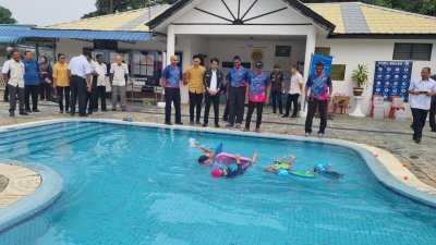 阿当阿里希望通过从小让孩童们学习游泳，不但能提高儿童在水中的安全性，同时也能提高国家游泳项目的水准。
