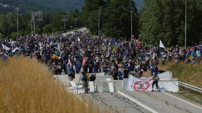 大约有2000名示威者当地时间周六在法国萨瓦省莫列讷河谷，抗议破坏阿尔卑斯山的铁路项目。（图取自路透社）
