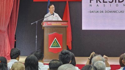 刘华才周日出席槟州民政党代表大会，在致词时炮轰槟州希盟政府执政15年什么都没做。