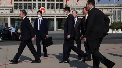 布林肯（左）周日早上抵达北京，成为5年来首位访华的美国国务卿。（图取自路透社）