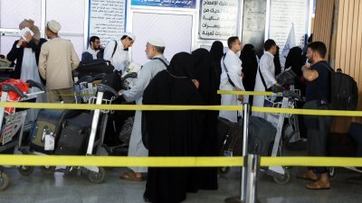 周六，朝圣信徒在萨那机场的候机室排队登上飞往沙地阿拉伯的航班。（图取自路透社）