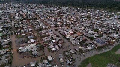  在一场温带气旋来袭后，巴西南里奥格兰德州圣莱奥波尔多，当地时间周六遭洪水淹没。（图取自路透社）