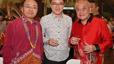 丹斯里吴添泉（右起）、冯晋哲部长与欧阳玉靖大使在沙华堂之夜言谈甚欢。