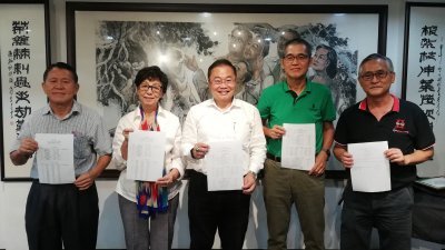 选委会审查提名表格后合影，左起为林顺康、郑淑娟、林永兴、廖国华与蓝裕和。