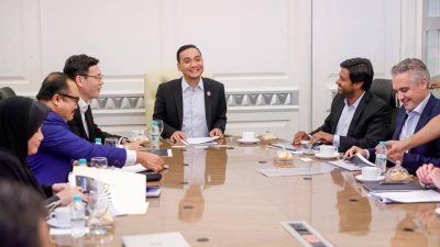 翁哈菲兹（右3）与亚太最大数据中心AirTrunk公司代表团会晤，商谈在柔州打造人工智能中心的潜能。（图取自翁哈菲兹面子书）