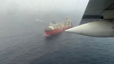 深水铺管作业船“Deep Energy”号周二参与搜救失联的“泰坦”号潜水器。（图取自美国海岸警卫队/法新社）