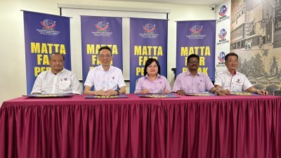 MATTA霹雳分会理事呼吁民众到访将在8月举办的霹雳旅游展。左起苏克、张耀权、邢文英、苏古和陈振兴。