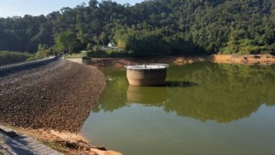 截至周四，亚依淡水坝蓄水量已达52%，曹观友表示，已超越了警戒水位。