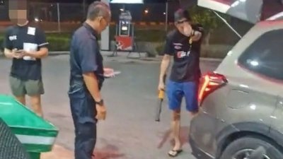 大马警方已鉴定两名早前涉及在油站与一名本地男子起冲突的新加坡籍男子身份，并将开档调查。（视频截图）