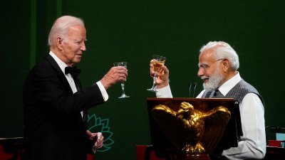 美国总统拜登（左）和印度总理莫迪当地时间周四，在美国华盛顿白宫举行的官方国宴上举杯。（图取自路透社）