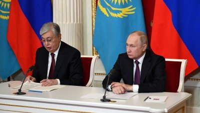 俄罗斯总统普京（右）和哈萨克总统托卡耶夫。（图取自俄罗斯克里姆林宫/路透社档案照）