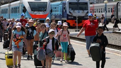 来自俄罗斯别尔哥罗德地区的儿童，包括居住在乌克兰边境地区的儿童，6月初抵达火车站，前往克里米亚叶夫帕托里亚的疗养院。（图取自路透社）