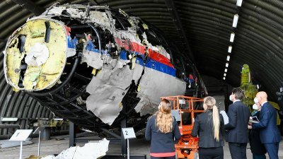 2021年5月26日在荷兰赖延，主审法官斯廷休斯正在检查MH17残骸的重建情况。（路透社档案照）