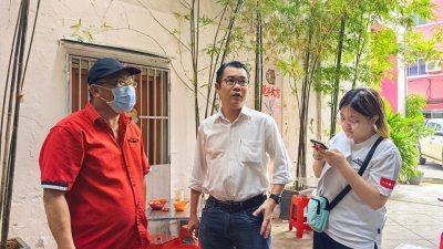 陈泓宾（中）携峇吉里国会议员团队到麻坡市区进行调研，为未来活化麻坡市区的活动策划，提供更准确的建议和决策依据。