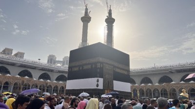 大批穆斯林礼拜者和朝圣者上周六聚集在圣城麦加大清真寺的天房（伊斯兰教最神圣的圣地）周围，开始一年一度的朝觐。（图取自法新社）