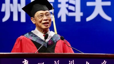 钟南山周一受邀出席广州医科大学的2023年毕业典礼暨学位授予仪式，并发表讲话。（图取自网络）
