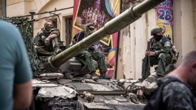 瓦格纳集团上周末宣布占领俄罗斯南部城市顿河畔罗斯托夫，集团的雇佣兵坐在一辆坦克上。（图取自法新社）