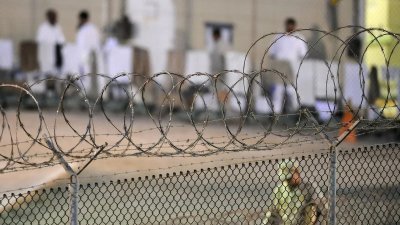 海军警卫在关塔那摩湾监狱内的娱乐场巡逻。（图取自路透社）