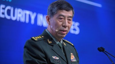 中国国防部长李尚福本月4日，在新加坡举行的香格里拉对话会上发表讲话。（图取自路透社）
