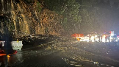 霹雳新邦波赖通往金马仑联邦公路，昨晚因一场豪雨而发生土崩，造成交通一度中断，惟至清晨4时30分，来往车道已全面开放供交通川行。