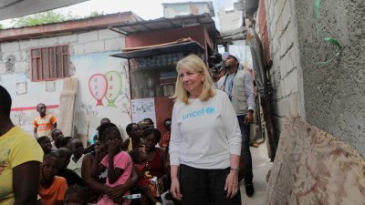 到海地访问的联合国儿童基金会执行主任拉塞尔，6月19日在首都太子港视察一个收容了120个家庭的营地。（图取自路透社）