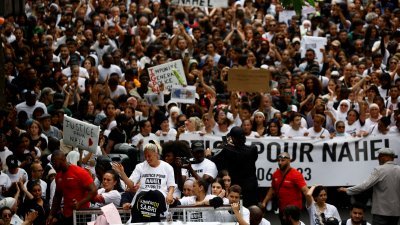 居民以工人阶级为主的巴黎郊区南泰尔，当地时间周四聚集了数千人示威游行，抗议警方开枪击毙非裔少年内尔。死者少年的母亲带领了示威游行。（图取自路透社）
