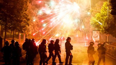 大批示威者周五凌晨在巴黎郊区楠泰尔聚集，并燃放烟花，法国警员全程戒备。（图取自路透社）