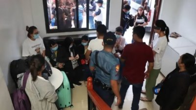 菲律宾警方在一场突击行动中，成功解救超过2700名人口贩运的受害者。（图：每日论坛报）