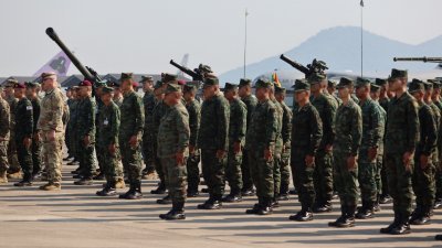 士兵们参加了周一在泰国罗勇府乌塔堡国际机场举行的“金色眼镜蛇”演习开幕式。（图取自路透社）