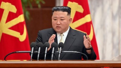 金正恩周三在朝鲜劳动党中央委员会第七次全体会议扩大会议上发言。（图取自朝中社/路透社）