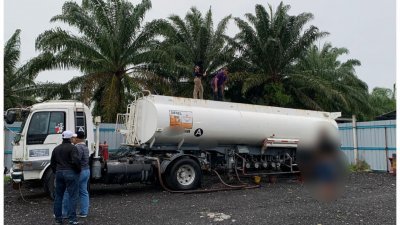 森州贸消局揭发私囤政府补贴柴油活动，在2辆罗里上起获2万7300公升柴油。