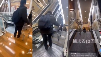 一群日本少年两度将手中的推车扔落运行中的手扶梯。
