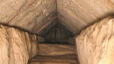 考古人员利用内窥镜，在埃及吉萨大金字塔发现神秘暗道。（图取自路透社）