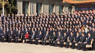 李克强与国务院全体人员拍摄“毕业照”。（图取自香港星岛网）