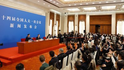中国十四届全国人大一次会议开幕前一天，大会在北京人民大会堂举行新闻发布会。（图取自中新社）
