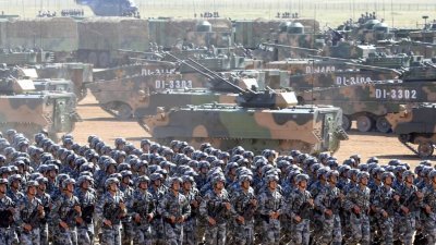 中国解放军2017年7月30日在内蒙古自治区朱日和军事训练基地，参加建军90周年阅兵式。（路透社档案照）
