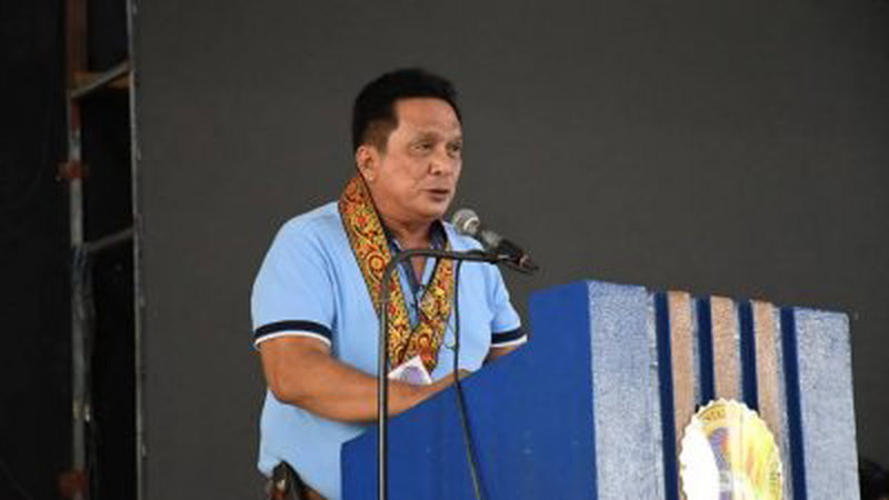 菲律宾东内格罗斯省省长德加莫在上个月28日，出席一场捐血活动，并发表讲话。（图取自德加莫官方面子书）