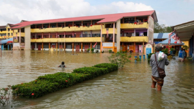 一些学校经常充当临时疏散中心，安顿受水灾影响的灾民。（图取自马新社）