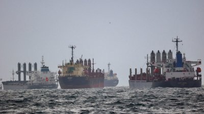 船只在土耳其伊斯坦布尔的博斯普鲁斯海峡南部锚地，等待根据黑海港口农产品外运协议进行检查。（路透社档案照）