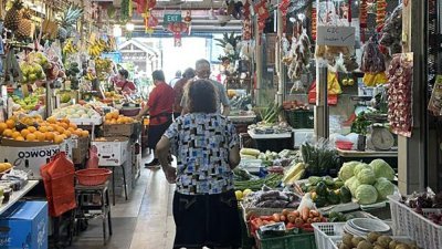 马来西亚近日豪雨淹没部分农场影响蔬菜收成，受访菜贩预计，接下来至少两周，大马蔬菜价格都呈涨势。