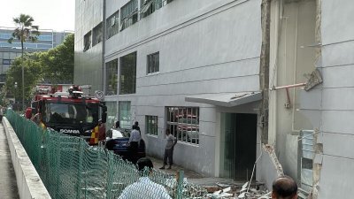 位于新加坡乌美的奥迪服务中心一堵墙被炸开。
