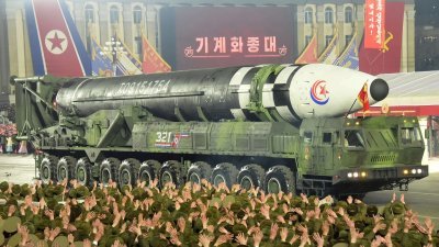 2月8日在朝鲜平壤金日成广场，举行纪念朝鲜军队成立75周年阅兵式上展示的一枚导弹。（图取自朝中社/路透社档案照）