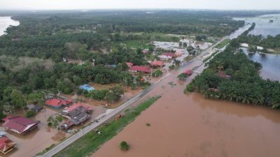 柔佛灾黎人数反弹回升，峇株巴辖、麻坡及东甲3县灾黎人数持续攀升。