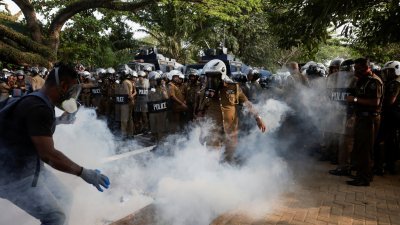 身陷严重经济危机的斯里兰卡，该国的大学生在周二上街示威诉求政治改革承诺，期间与警方爆发冲突，警方向国际大学学生联合会成员发射催泪弹。（图取自路透社）