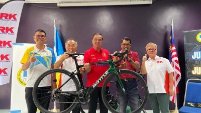 RK南亚有限公司赞助槟城脚车协会5辆脚车，供槟州运动员备战来届马运会，左2起李添财及孙意志。