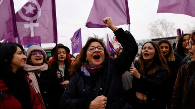 上周日，一群女性在土耳其伊斯坦布尔参加国际妇女节前的示威活动。（图取自路透社）