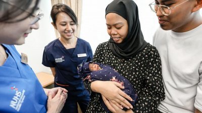 新加坡国大医院肾脏中心和高危妊娠诊所组成的一组特别护理团队的悉心照料下，法蒂拉（右2）创造奇迹，上个月诞下健康女宝宝。（新加坡国大医院提供）