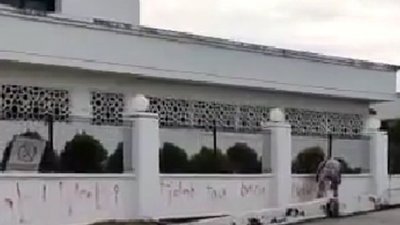 男子用红漆在祈祷室围墙写上不雅字眼，其行为被一名居民用手机拍下，并上载至面子书。